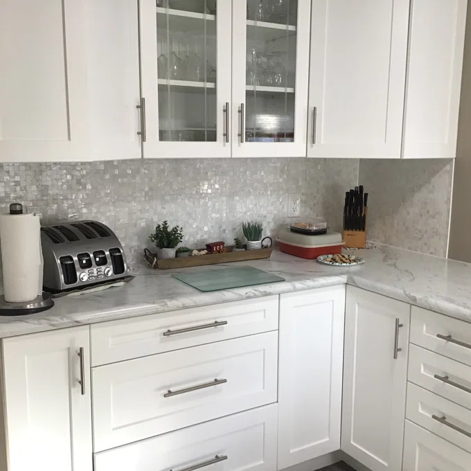 White Seamless Square Mother of Pearl Mosaic Tile for Bathroom Kitchen and Shower Wall Tile