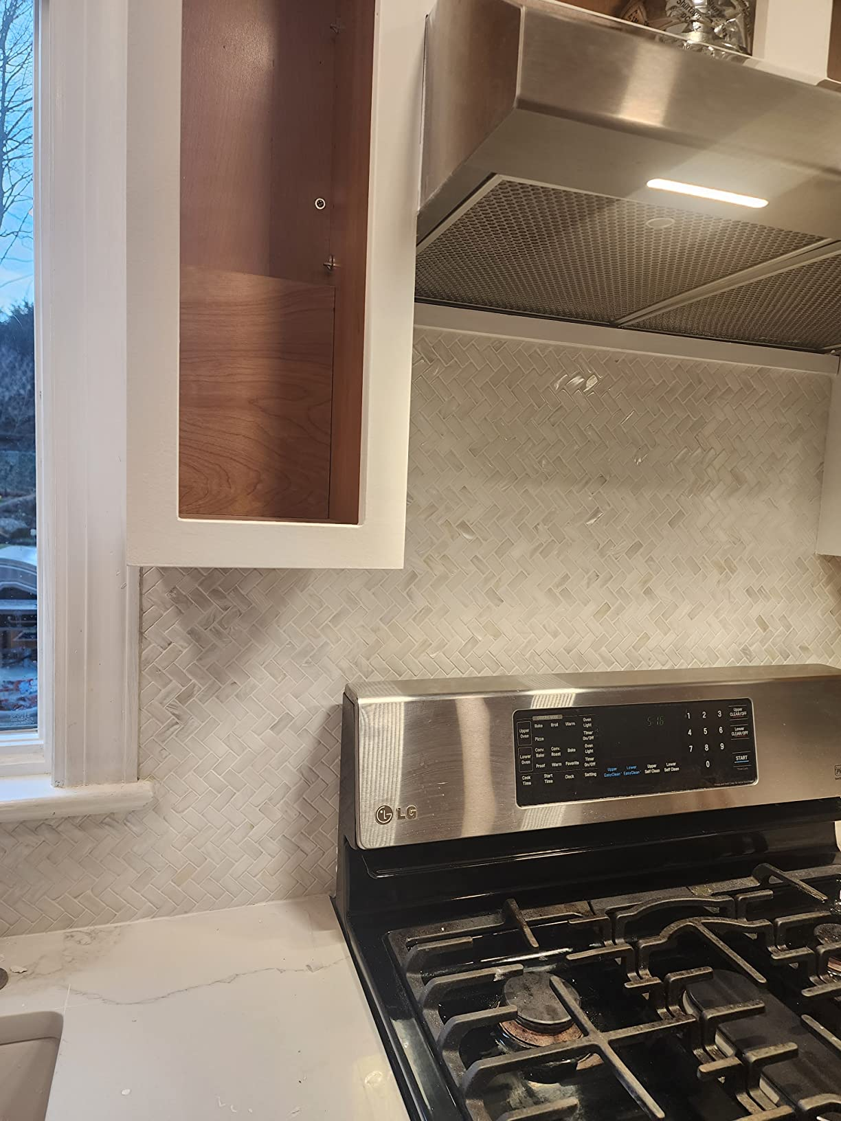 White Herringbone Mother of Pearl Mosaic Tile For Bathroom Kitchen and Shower Wall Tile